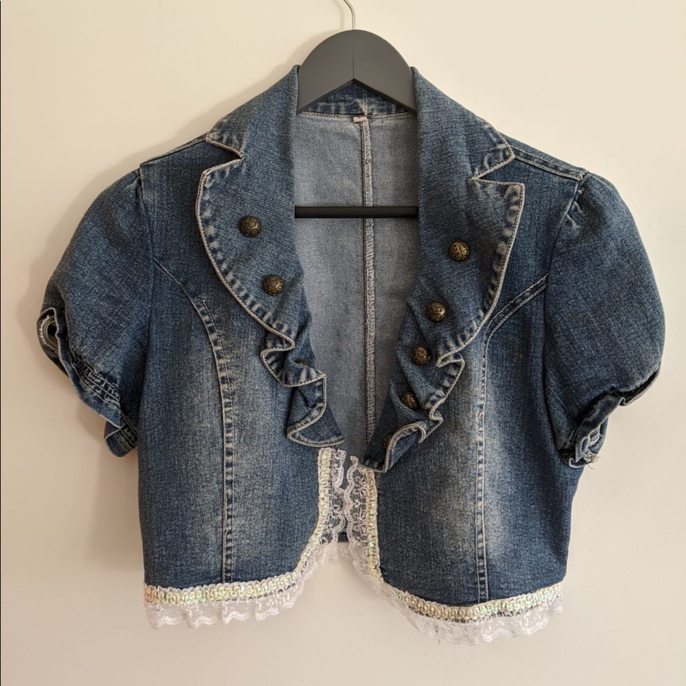 Cropped jeans jacket with lace trim